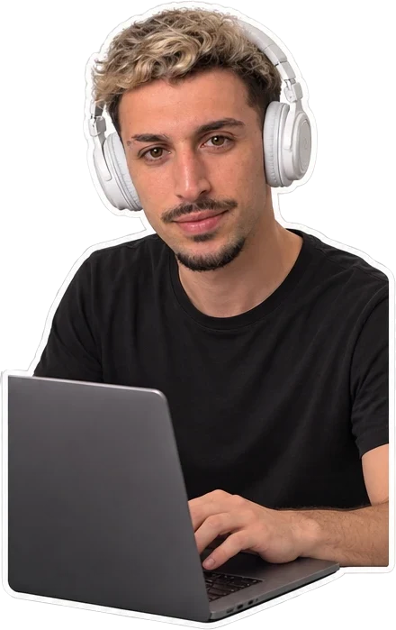 Oğuzhan Akgül kulaklıkla çalışırken